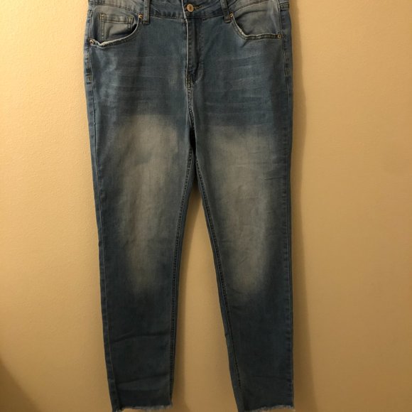 Like New Jeans w/Frayed Pockets Legs - Picture 3 of 8